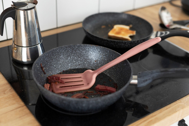 Ви все життя робили це неправильно: коли насправді треба лити олію на сковорідку - фото 571183