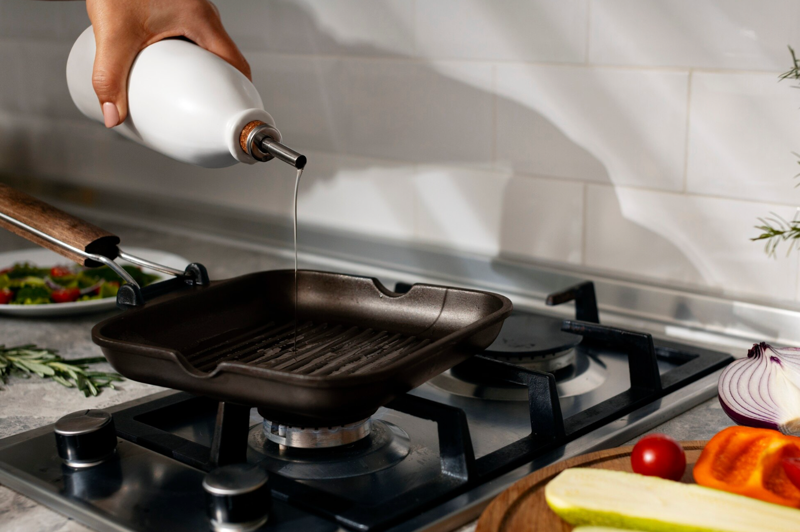 Ви все життя робили це неправильно: коли насправді треба лити олію на сковорідку