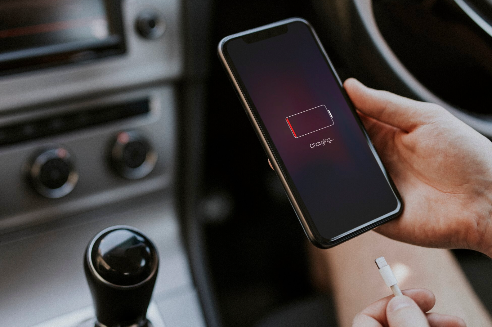 Скільки циклів витримає ваш смартфон і чому його не варто залишати на зарядці всю ніч