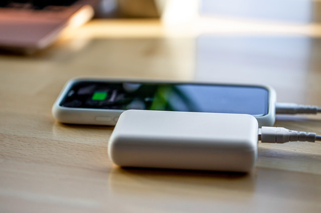 Скільки циклів витримає ваш смартфон і чому його не варто залишати на зарядці всю ніч - фото 571235