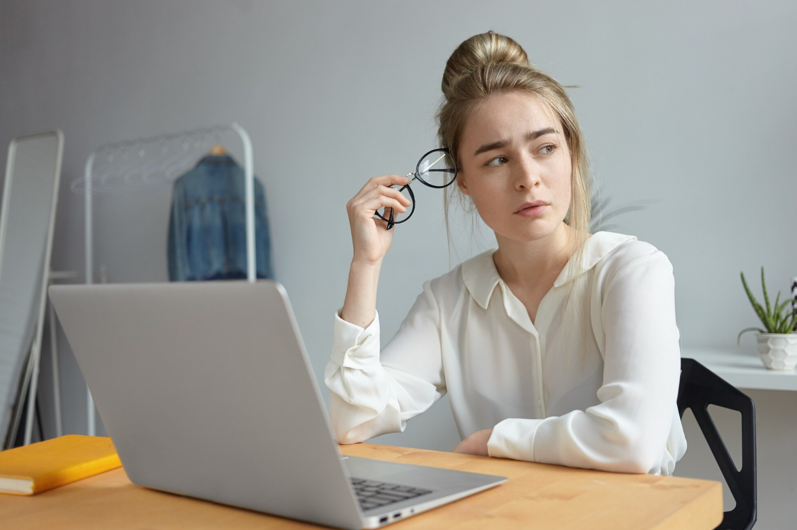 Молодь більше не потрібна: хто забирає їхні робочі місця