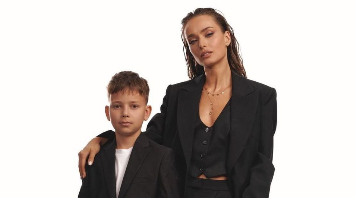 “Одне обличчя!” — Мішина здивувала фанів архівним фото з дитинства