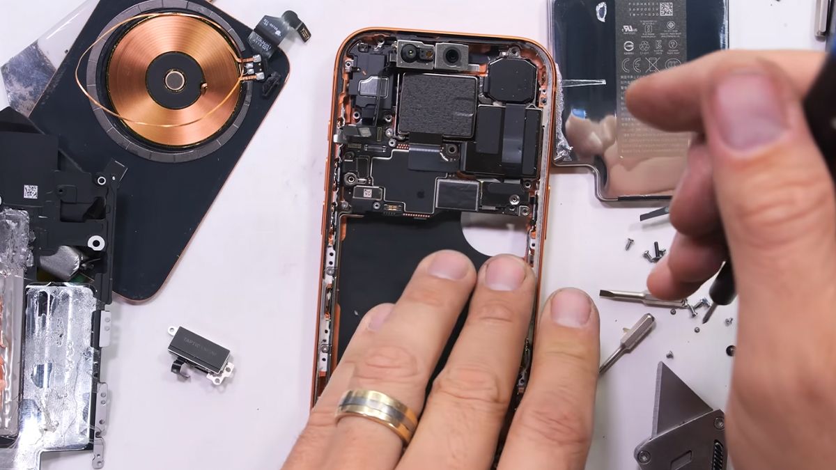 Блогер розібрав новенький iPhone 17 Pro: що він там побачив