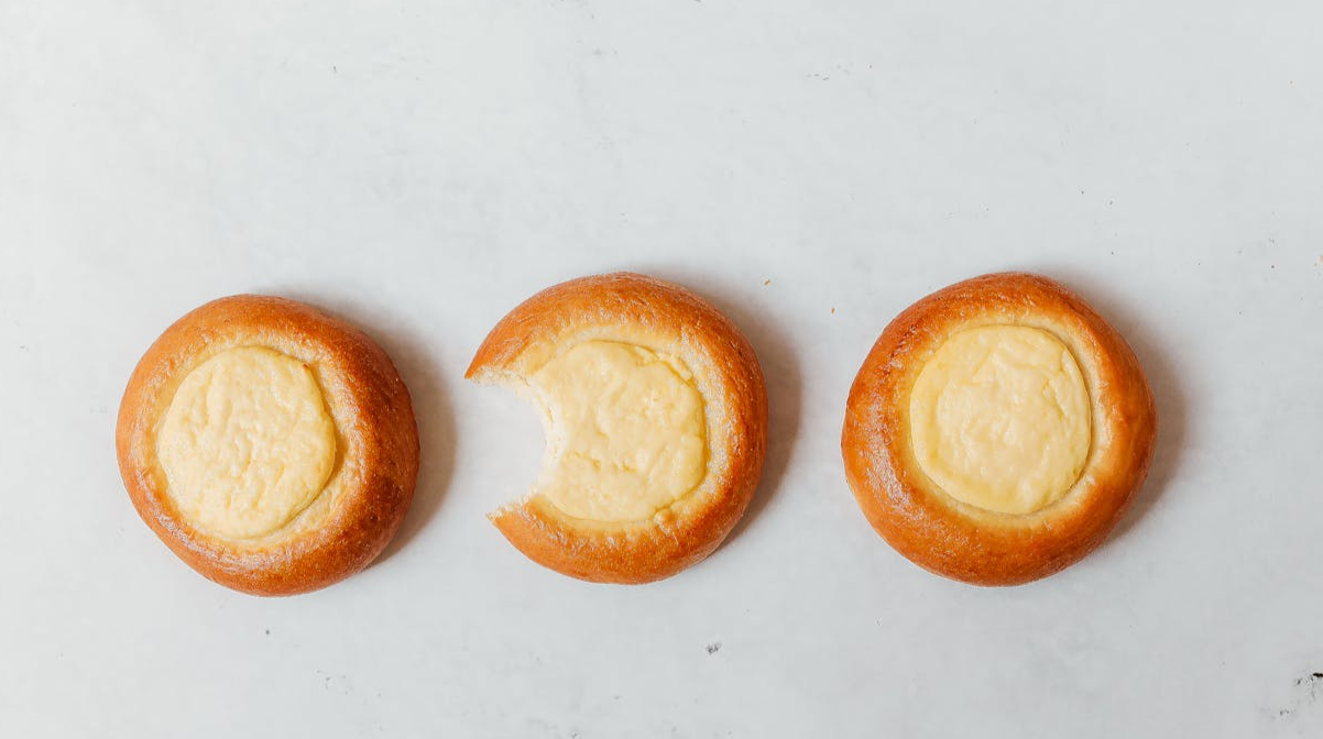 Ватрушки з сиром і родзинками: класична домашня випічка, що тане в роті