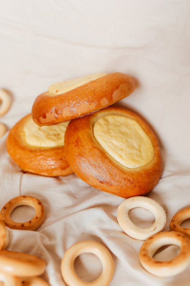 Ватрушки з сиром і родзинками: класична домашня випічка, що тане в роті - фото 571599