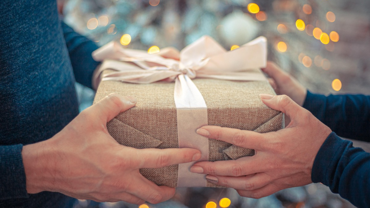 Що подарувати хлопцеві на День святого Миколая: ідеї корисних та приємних сюрпризів