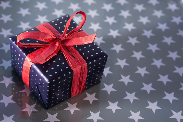 Що подарувати дружині на День святого Миколая: ідеї для краси, затишку та натхнення - фото 571813