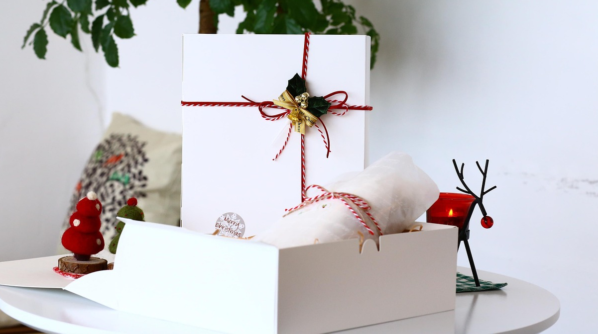 Що подарувати дружині на День святого Миколая: ідеї для краси, затишку та натхнення