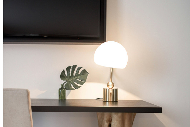 Зручна лампа з теплим світлом для читання - фото 571847