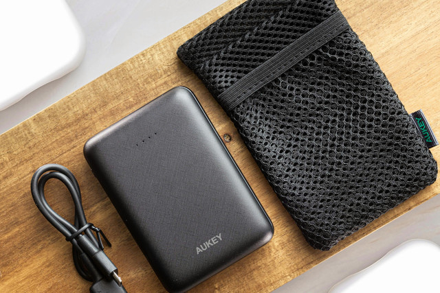 Компактний павербанк для подорожей і роботи - фото 571870