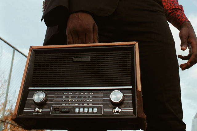 Колонка у вінтажному дизайні для улюбленої музики - фото 571887