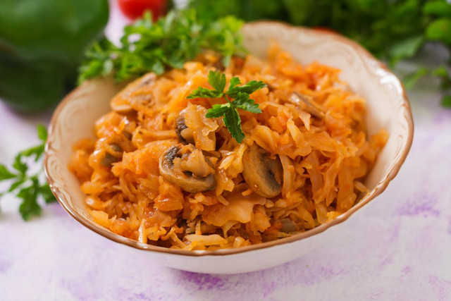 Тушкована капуста з грибами - фото 572030