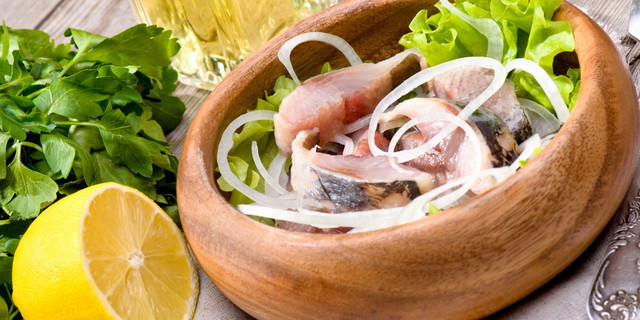 Оселедець із цибулею та лимоном - фото 572033