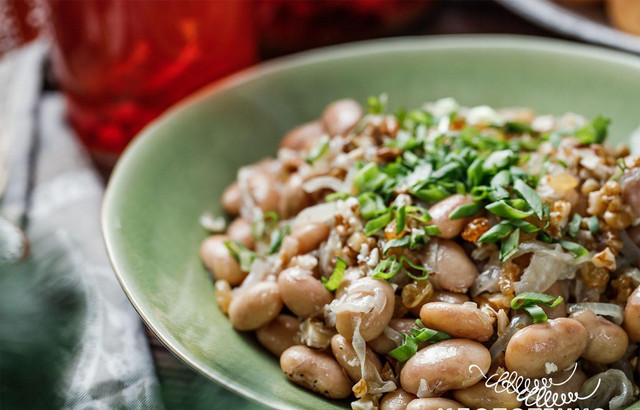 Салат із квасолі з цибулею та горіхами - фото 572103