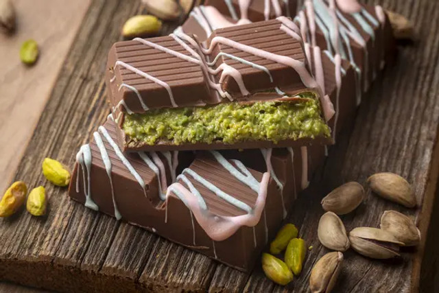 Солодкий, але підступний: лікарі пояснили, чим небезпечний дубайський шоколад - фото 572260