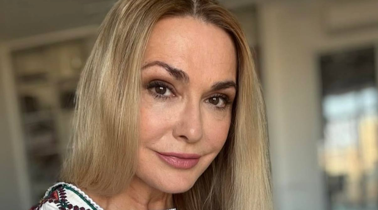 Ольга Сумська показала архівне фото з 2001 року: як виглядала акторка на набережній у Крим