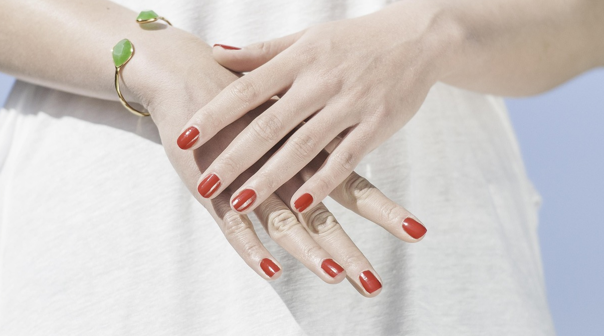 Манікюр, що притягує гроші: головний колір листопада 2025