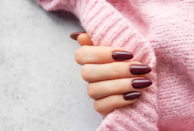 Манікюр, що притягує гроші: головний колір листопада 2025 - фото 572424