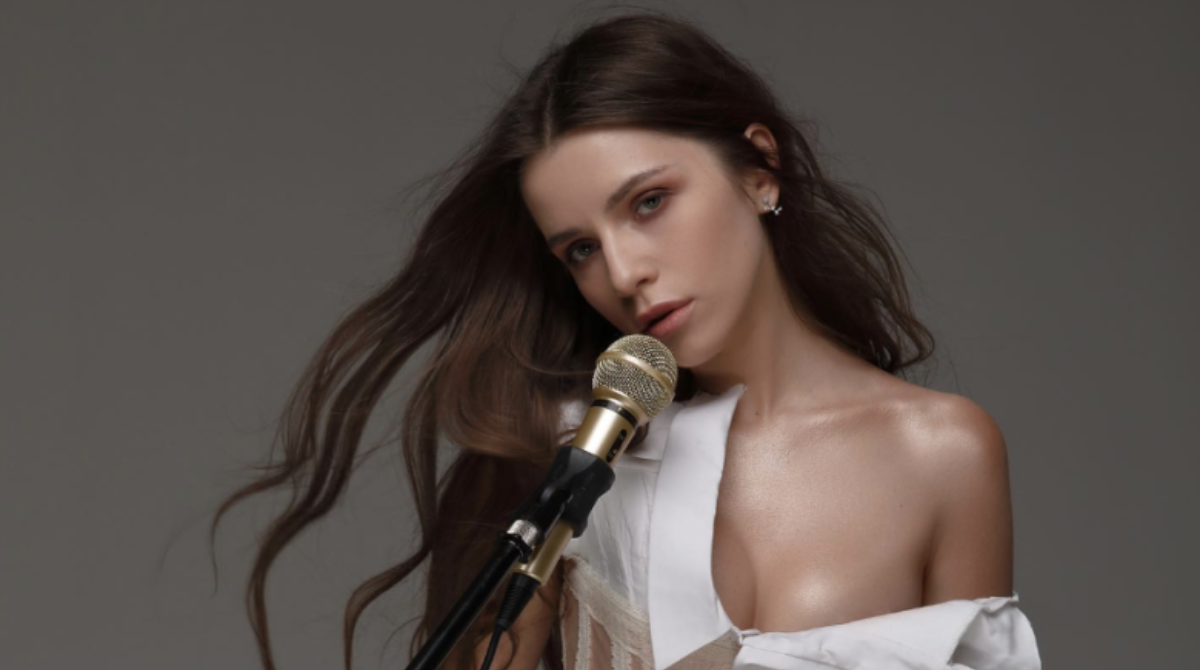 Христина Соловій показала стильний осінній образ із мініспідницею