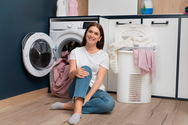 Навіщо кидати вологу серветку під час прання: лайфхак, про який мало хто знає - фото 572696