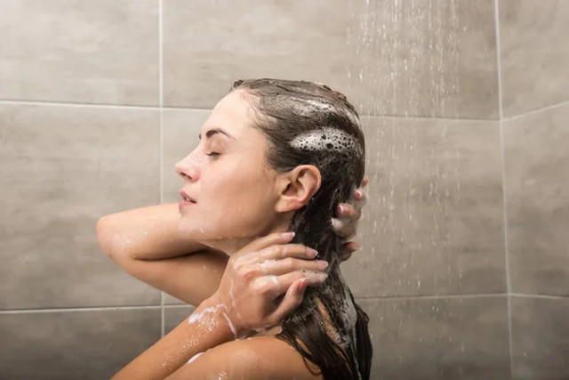 Чому не можна митися шампунем замість гелю для душу: пояснення дерматологів - фото 572809