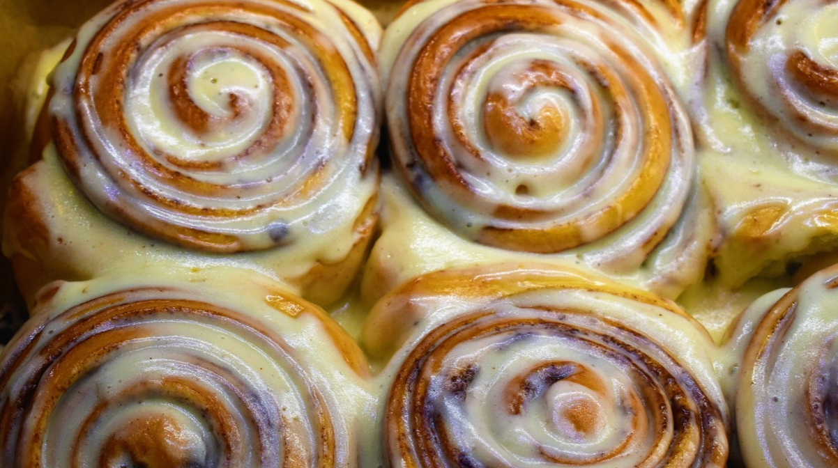 Синабони з гарбузовим кремом: ароматна випічка, яку захочеться готувати знову і знову