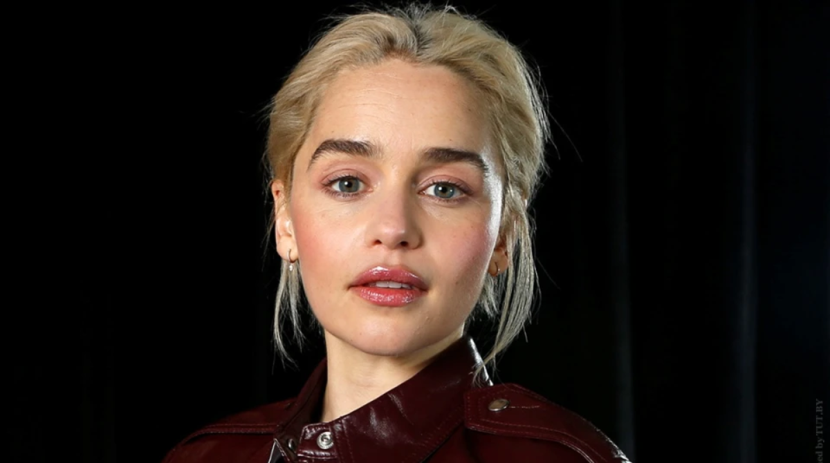 Зірка “Гри престолів” Емілія Кларк з’явилася на червоній доріжці у відвертому вбранні