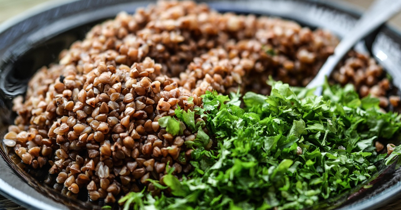 Гречка по-новому: як приготувати звичну кашу з грибним соусом і карамелізованою цибулею