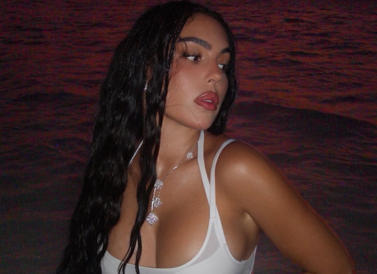 Джорджина Родрігес у спокусливому червоному образі показала новий кадр біля літака