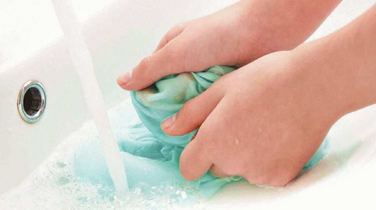 Чим вивести пляму від зеленки з одягу: поради, які реально працюють