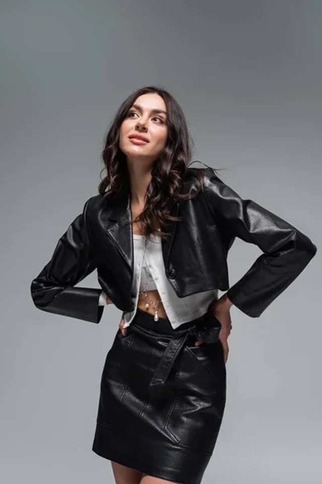 Шкіряна спідниця міді – річ, яка цієї осені зробить будь-який образ дорожчим та стильнішим - фото 573204