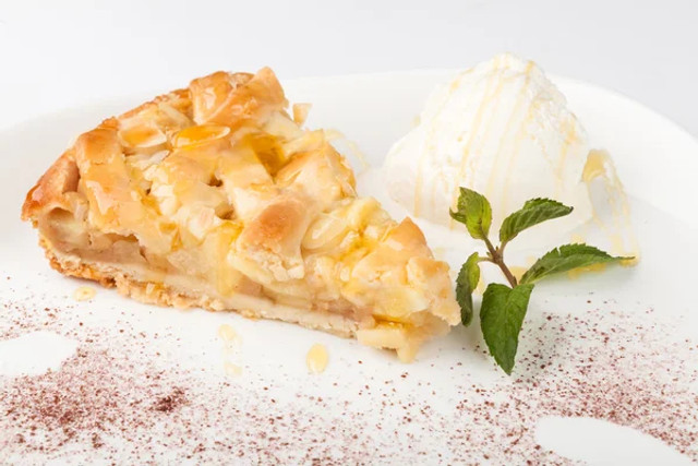 Шарлотка, яка завжди вдається: простий рецепт домашньої випічки, що смакує всій родині - фото 573253