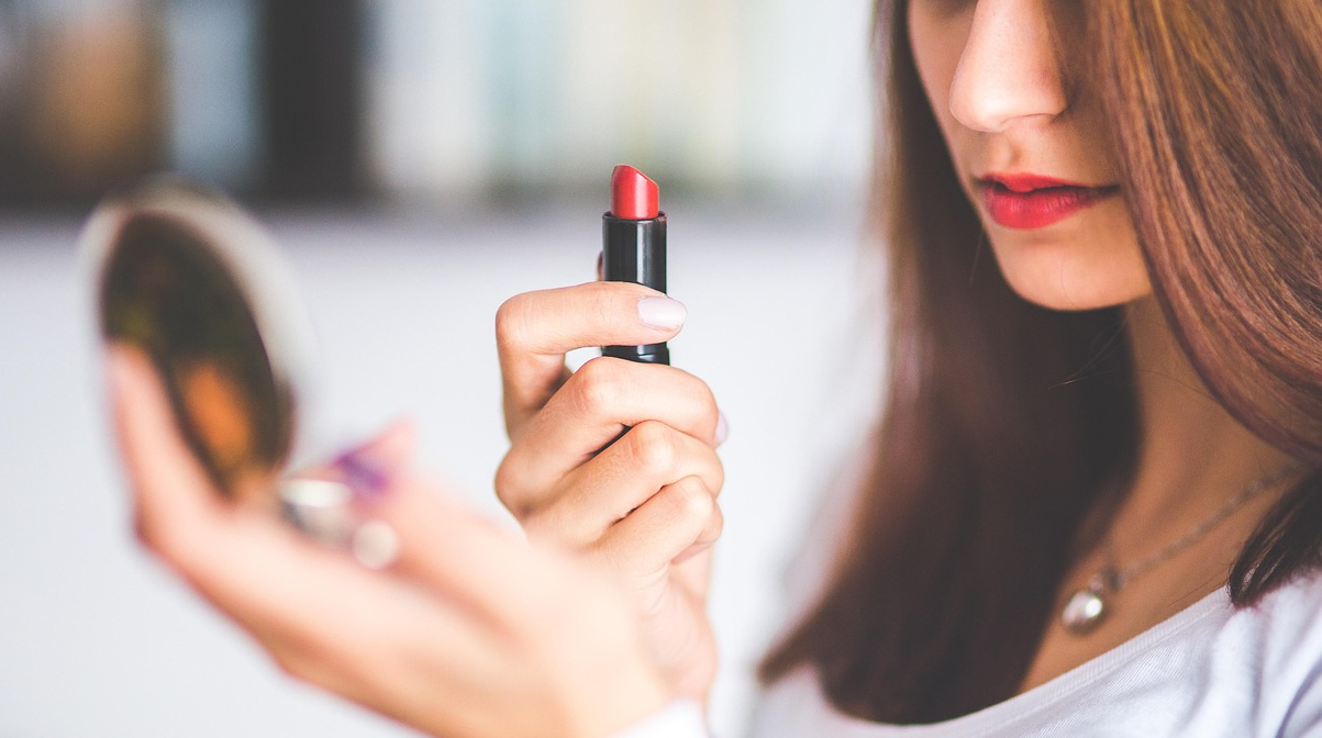 Головні зимові тренди 2025-2026 макіяжу: що буде в моді цієї холодної пори