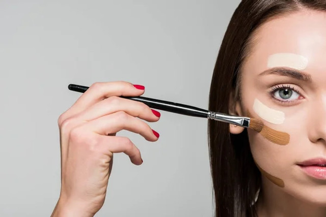 Головні зимові тренди 2025-2026 макіяжу: що буде в моді цієї холодної пори - фото 573359