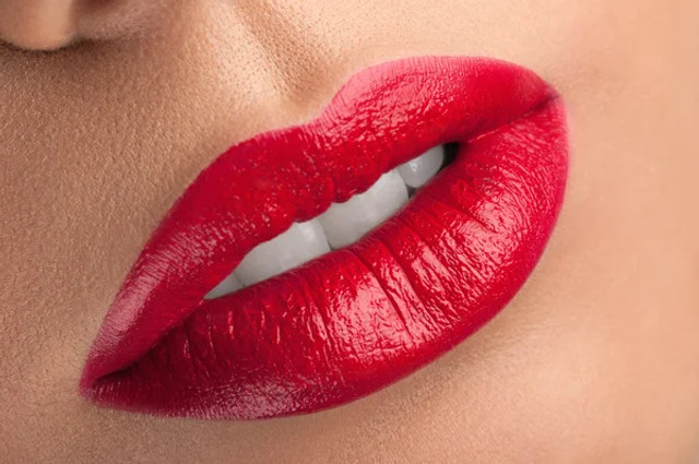 Головні зимові тренди 2025-2026 макіяжу: що буде в моді цієї холодної пори - фото 573361