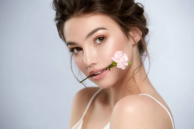 Головні зимові тренди 2025-2026 макіяжу: що буде в моді цієї холодної пори - фото 573363