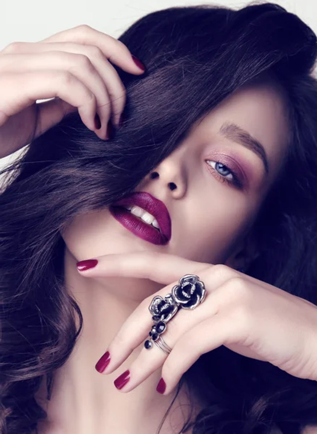 Головні зимові тренди 2025-2026 макіяжу: що буде в моді цієї холодної пори - фото 573364