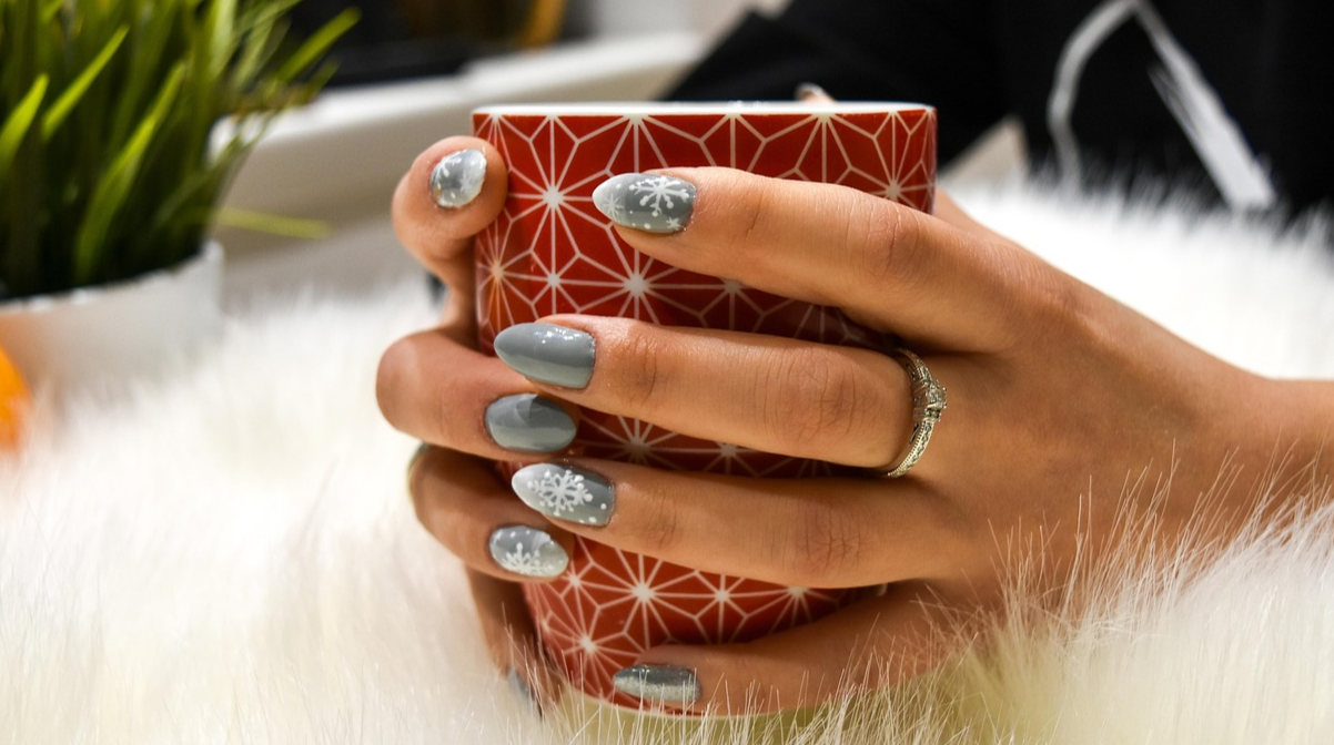 Модні зимові тренди манікюру 2025–2026: які кольори й дизайни будуть у топі цієї зими