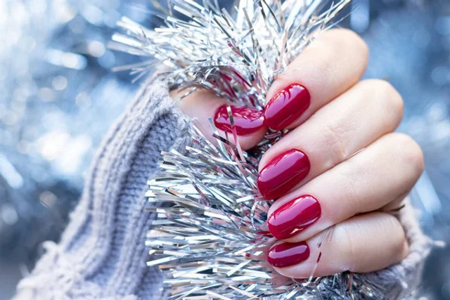 Модні зимові тренди манікюру 2025–2026: які кольори й дизайни будуть у топі цієї зими - фото 573370