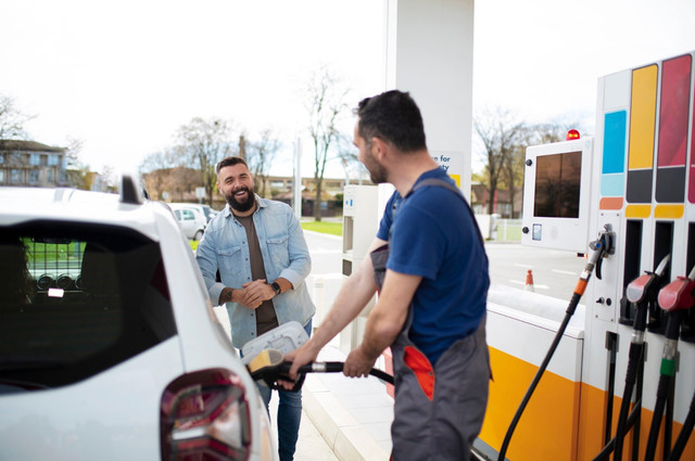 Доливаєте після клацання пістолета: ось чому ви ризикуєте влетіти на гроші - фото 573549