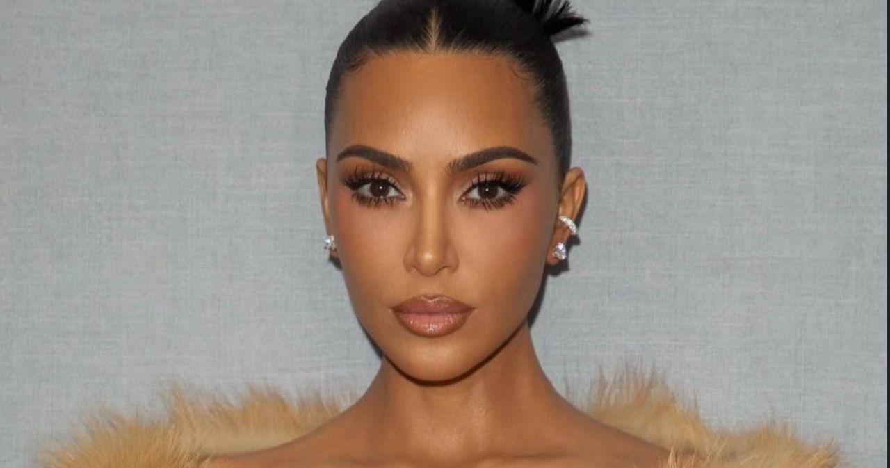 Кім Кардаш’ян у прозорій сукні підкорила пляж: кадри, від яких неймовірно гаряче