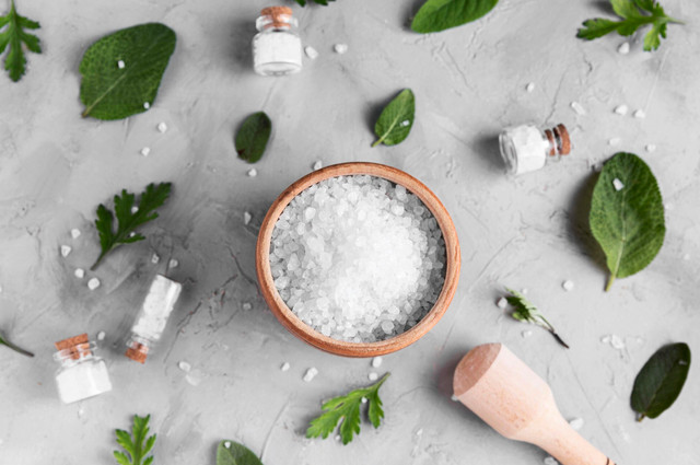 Покладіть на підвіконня сіль і ви позбудетесь топової проблеми кожної осені - фото 573689