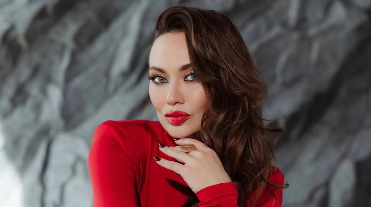 Анна Саліванчук зачарувала ніжною фотосесією у рожевій сукні-кiмоно