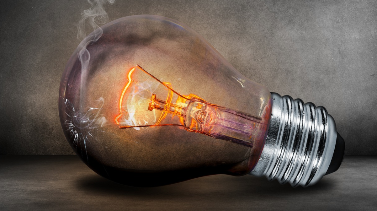 Відключення світла: які безпечні альтернативи свічкам допоможуть освітити дім