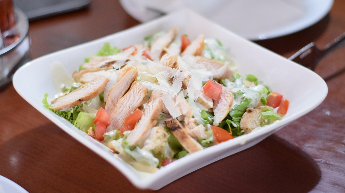 Салат “Олена” підкорює гостей з першої ложки: ніжний, соковитий і простий у приготуванні