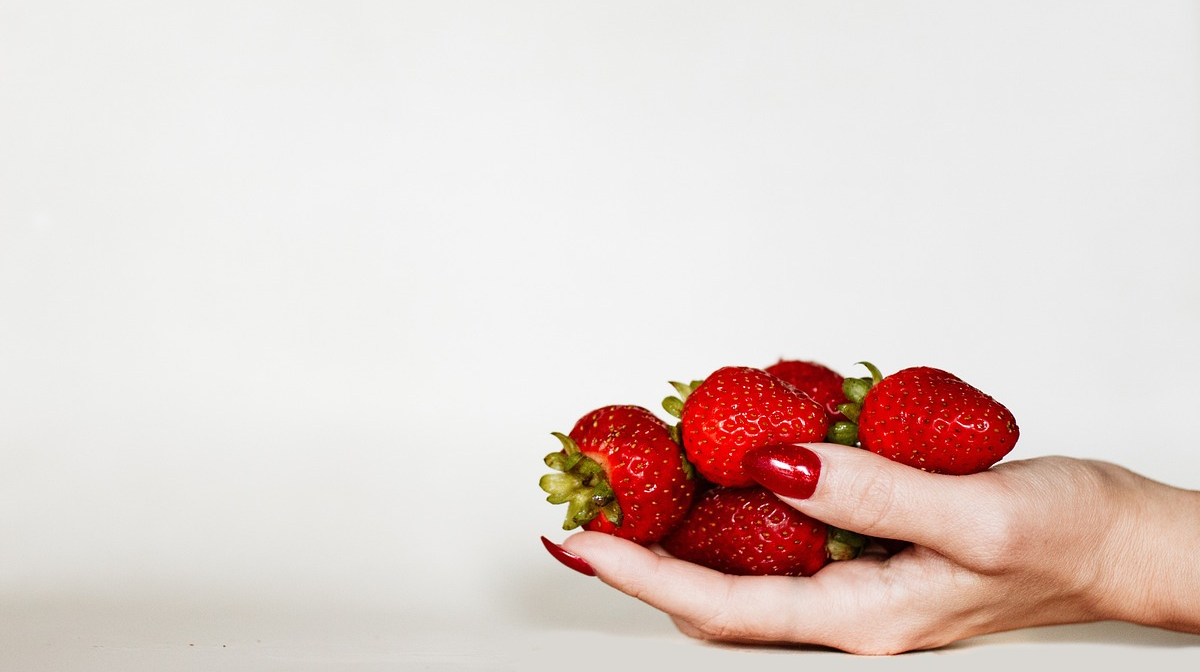 Який відтінок вишневого манікюру буде в моді цієї зими: вибір Дженніфер Лопес