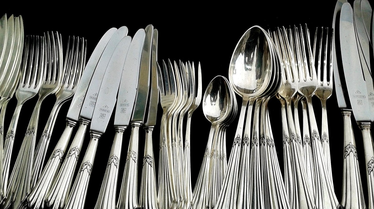 Прикраси та посуд знову засяють: простий спосіб почистити срібло вдома без хімії