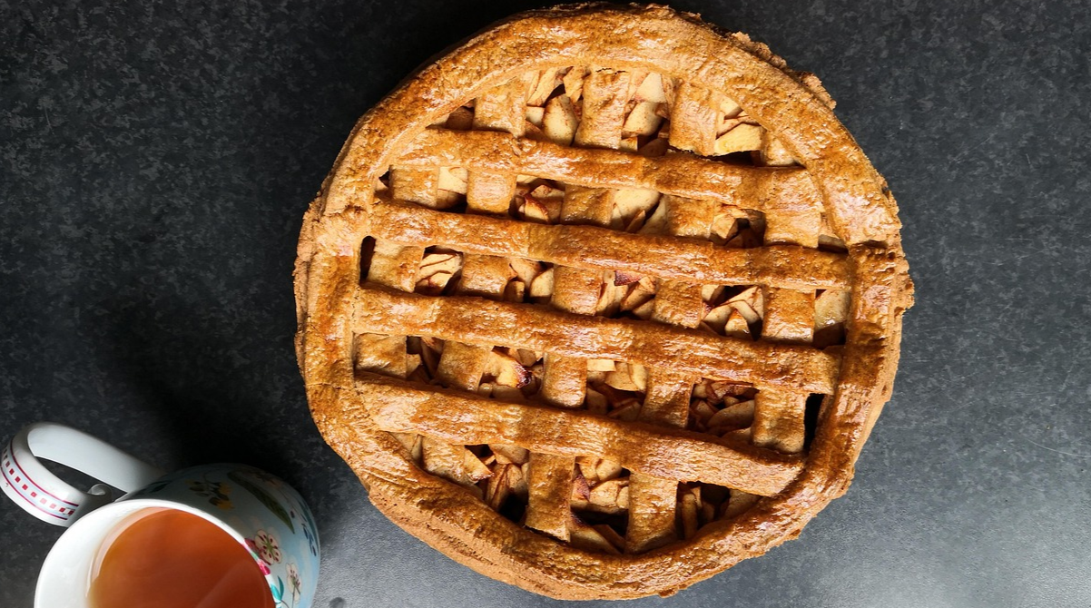 Домашній яблучний пиріг: як приготувати ароматний десерт за рецептом Клопотенка