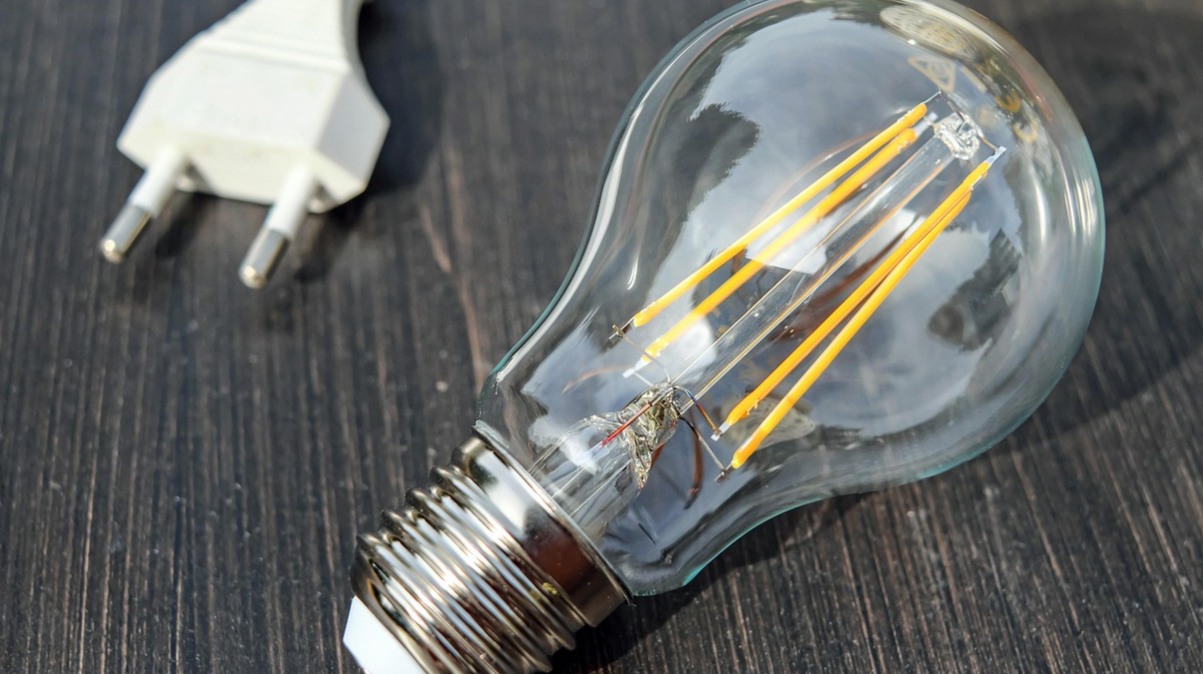 Блекаути в Україні: як зберегти нерви, уникнути сварок і знайти користь у темряві