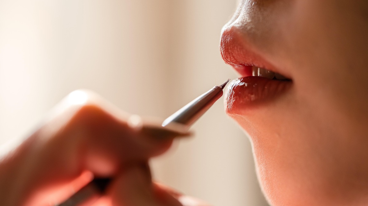 Як намалювати ідеальний контур для губ: правила, які допоможуть створити ідеальний макіяж